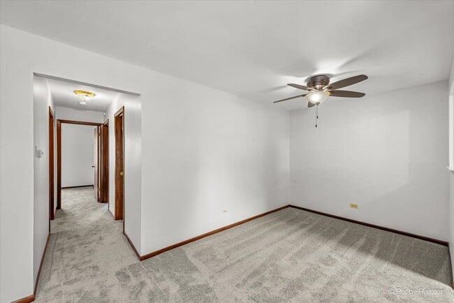 Building Photo - 877 E Carriage Ln