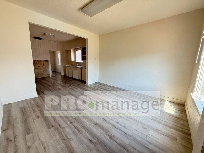 Foto del edificio - 233 E 1st St