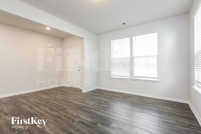 Foto del edificio - 566 Hillpark Ln