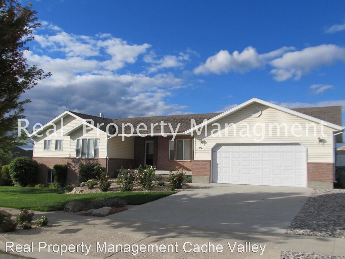 Primary Photo - 3 br, 2 bath House - 221 E 570 N