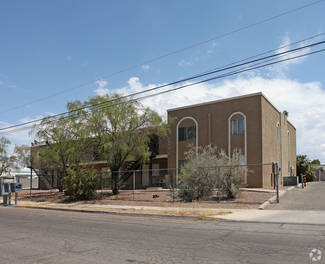 Primary Photo - Kelso Court Apartments