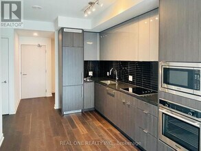 Building Photo - 115 Blue Jays Way