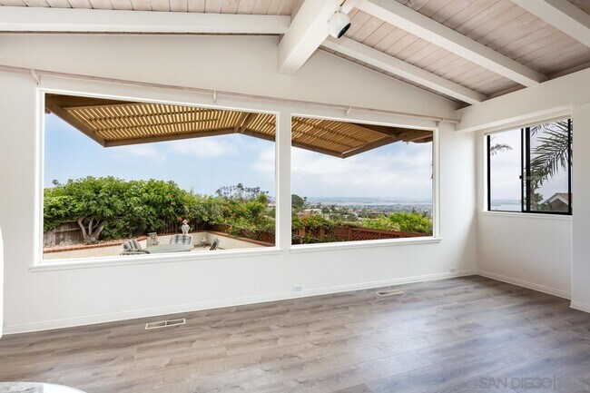 Foto del edificio - 1145 La Jolla Rancho Rd