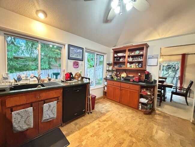 Foto del edificio - Large 4 Bedroom Home Only 40 Feet to the E...