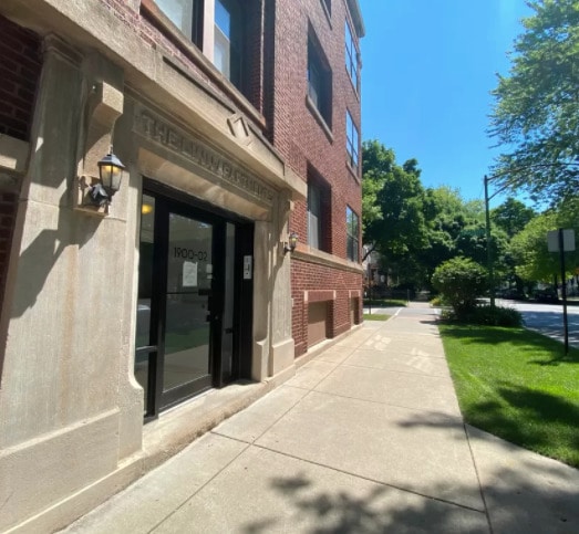 Primary Photo - 1900 W Byron St