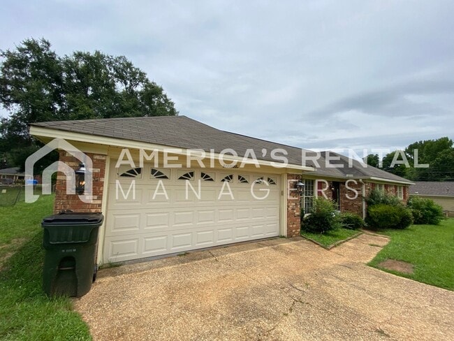 Building Photo - DEPOSIT PENDING! MOVE IN SPECIAL!!! - Great Home for Rent in Tuscaloosa, AL with a FENCED IN YARD...