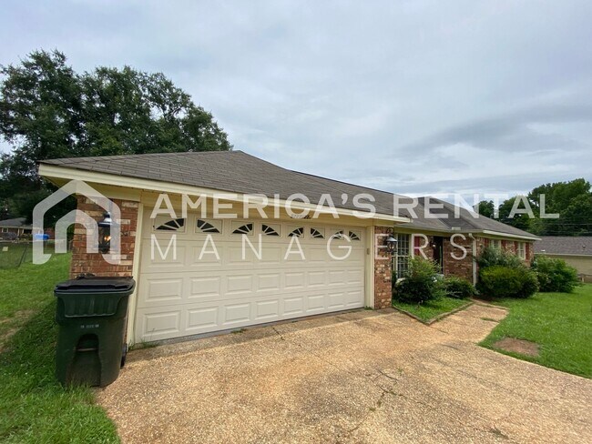 Foto del edificio - DEPOSIT PENDING! MOVE IN SPECIAL!!! - Great Home for Rent in Tuscaloosa, AL with a FENCED IN YARD...