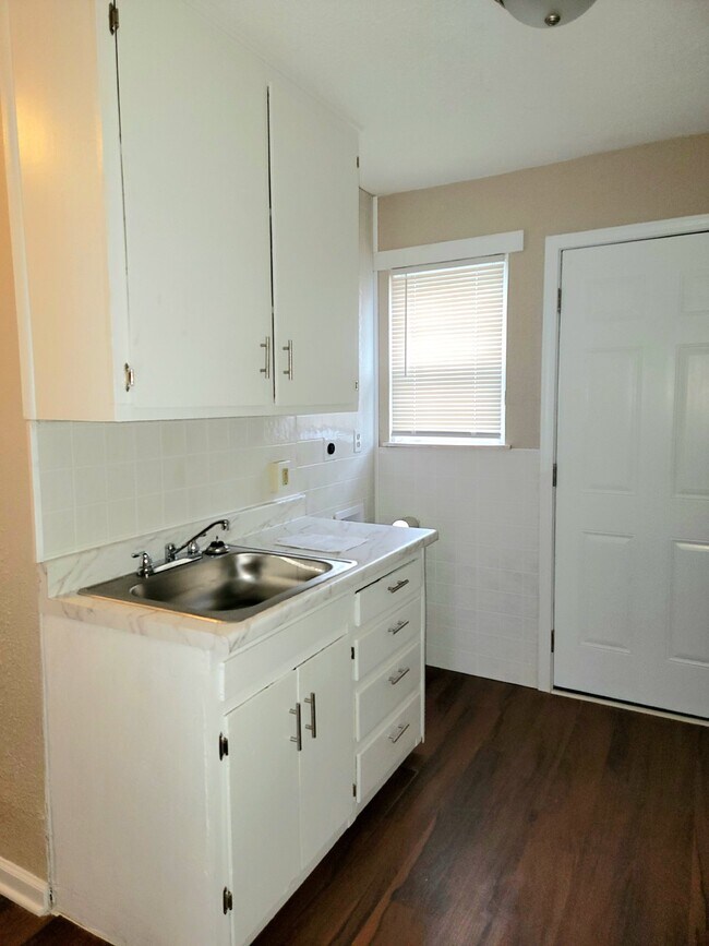 Building Photo - Section 8 Approved! 1 bedroom 1 bathroom w...