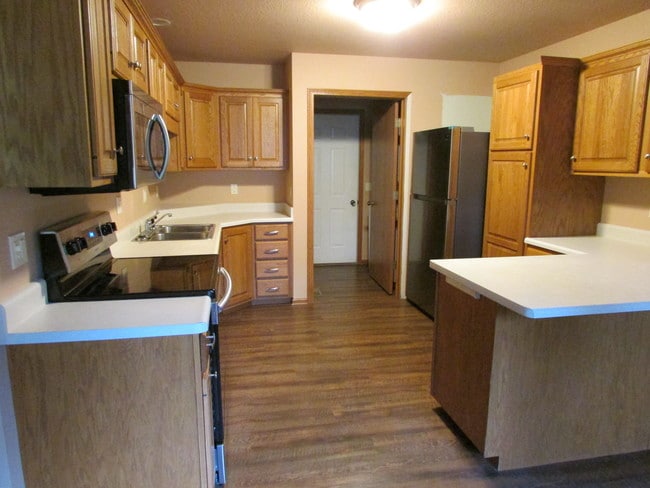 Building Photo - 2202 Pinehurst Dr