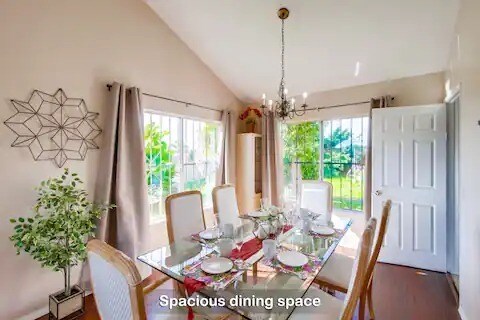 Disfrute de abundantes comidas y reuniones en la mesa del comedor, perfecta para seis personas o más. - 6434 Bullock Dr