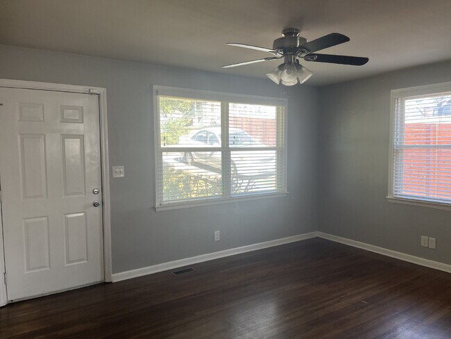 Foto del edificio - Charming 2 Bed, 1 Bath Nashville Rental - Prime Location on Lenore Street! FENCED BACK YARD!