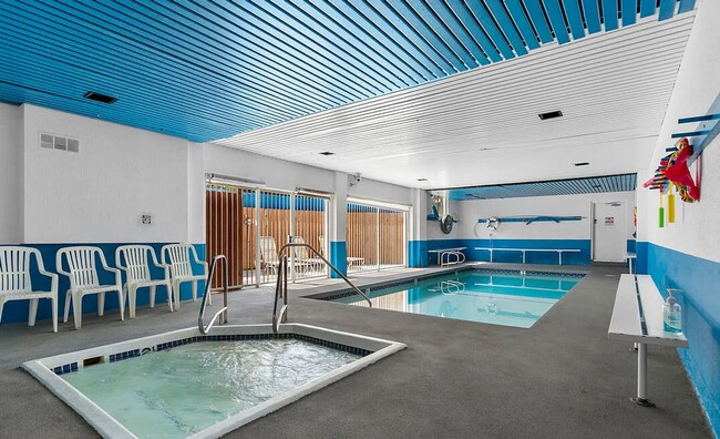 Foto del edificio - Bright and breezy, updated 2+2 condo in Playa Del Rey, fireplace, pool