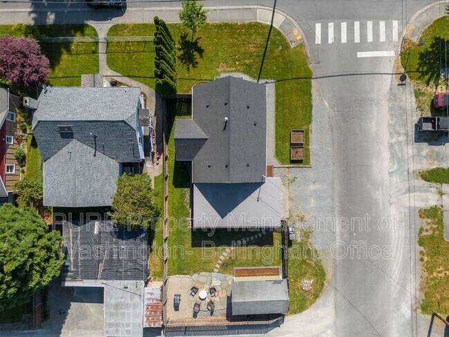 Building Photo - 631 S Anacortes St