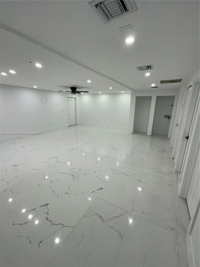 Foto del edificio - 923 NW 110th St