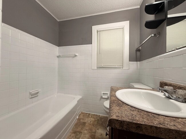 Building Photo - 2 bed, 1 bath in Decatur!