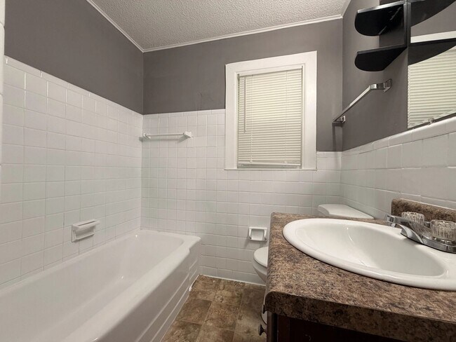 Foto del edificio - 2 bed, 1 bath in Decatur!