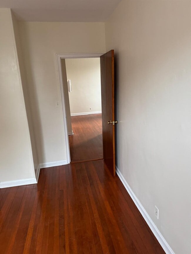 Foto del edificio - 537 E 83rd St