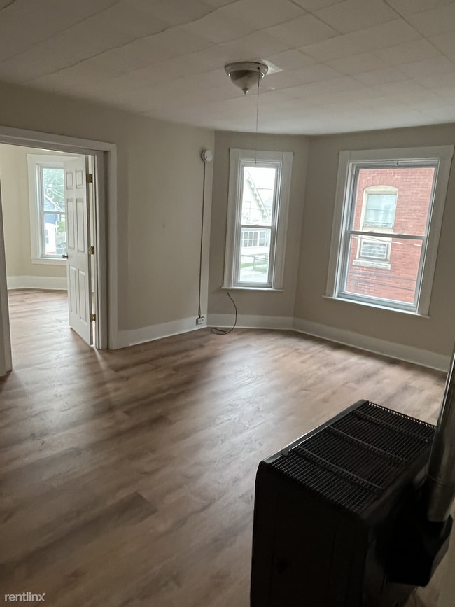 Building Photo - 4 br, 1 bath Triplex - 144 Pearl Street 2