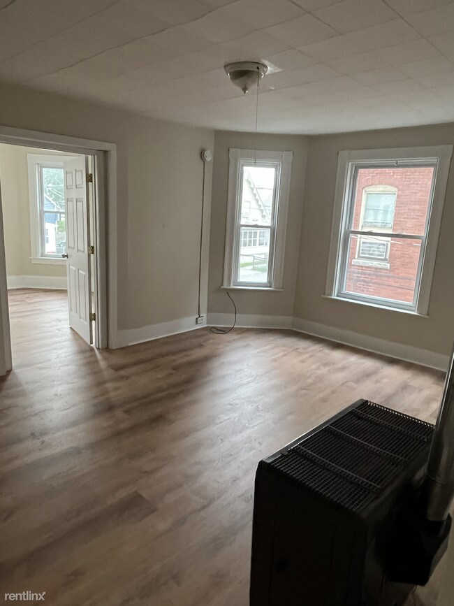 Foto del edificio - 4 br, 1 bath Triplex - 144 Pearl Street 2