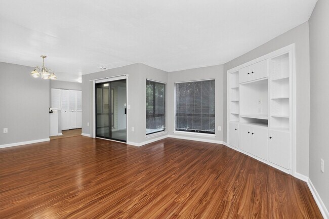 Foto del edificio - 4804 Spring Lake Dr