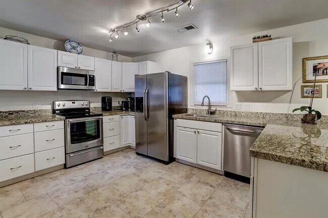 Building Photo - 619 E 12th 1/2 St