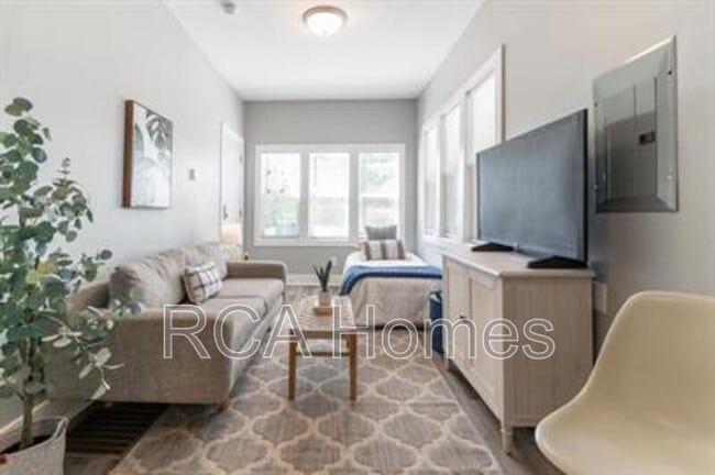 Photo - 2831 N Kenwood Ave Apartment