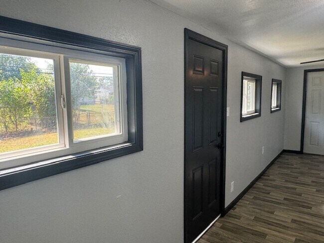 Foto del edificio - Three Bedroom, One Bath