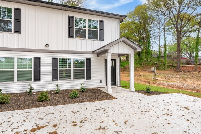 Building Photo - Elegant 2BR/2.5BA Townhome minutes from Downtown Greenville and walking distance to Swamp Rabbit ...