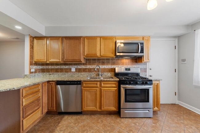 Foto del edificio - 5825 W Higgins Ave