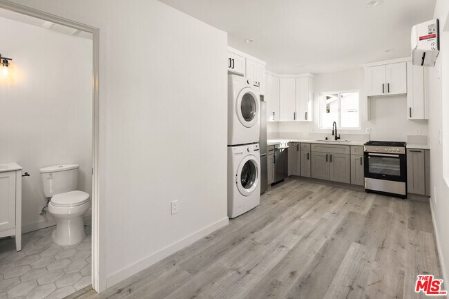 Foto del edificio - 14642 Runnymede St