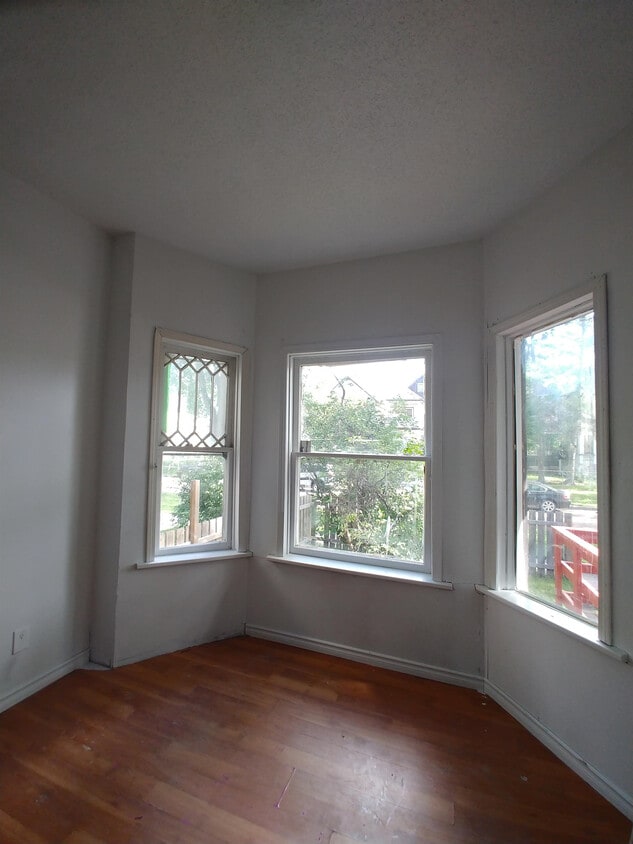 Primary Photo - 558 College Ave