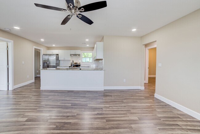 Building Photo - Recently Remodeled 2 Bed 1 Bath! Coming Soon!