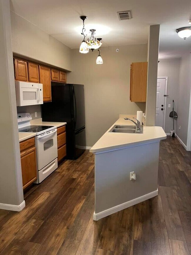 Foto del edificio - Great 2 bedroom/2bath condo- 3rd floor with loft! 1 car garage! Flexible Move in Date!