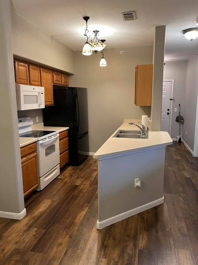 Building Photo - Great 2 bedroom/2bath condo- 3rd floor with loft! 1 car garage! Flexible Move in Date!