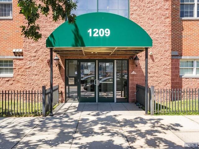 Building Photo - 1209 Summit Avenue, Unit 211