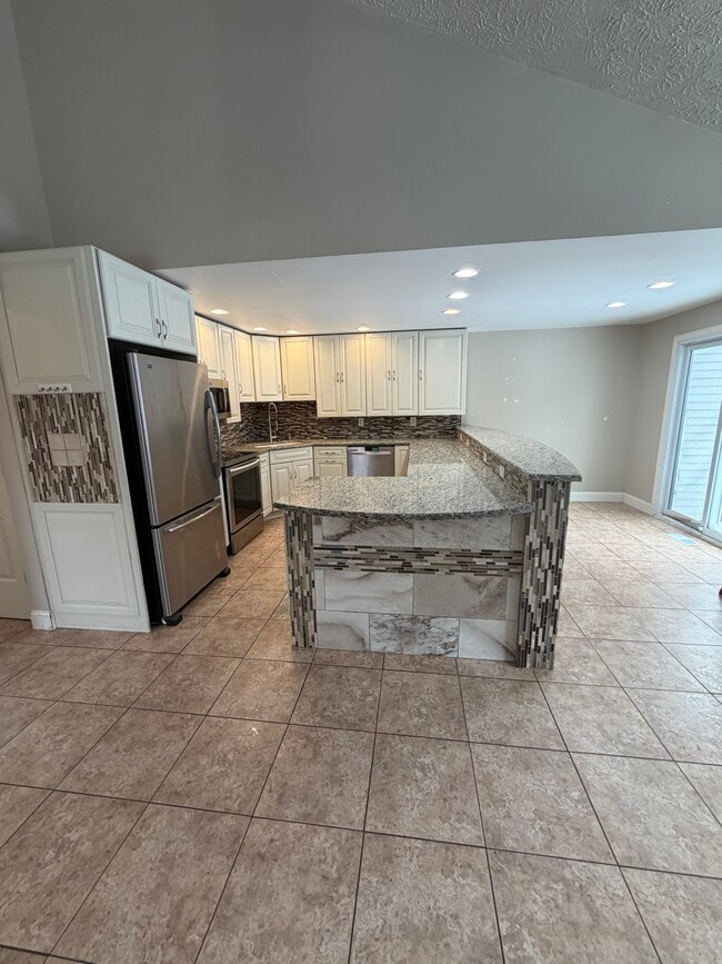 Building Photo - 190 Willow Pond Way