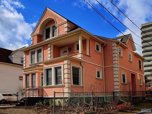 Primary Photo - 1565 Gerome Ave