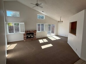 Building Photo - 512 Toyon Pl