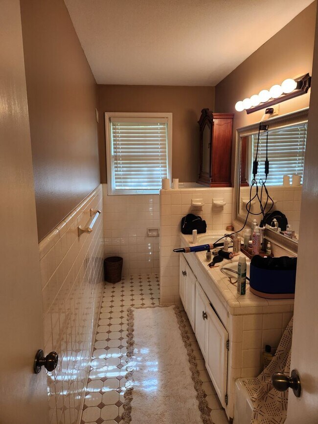 Foto del edificio - 1412 Bariwood Dr