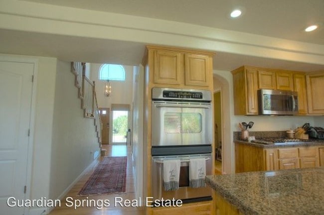 Building Photo - 1420 Oakmont Dr