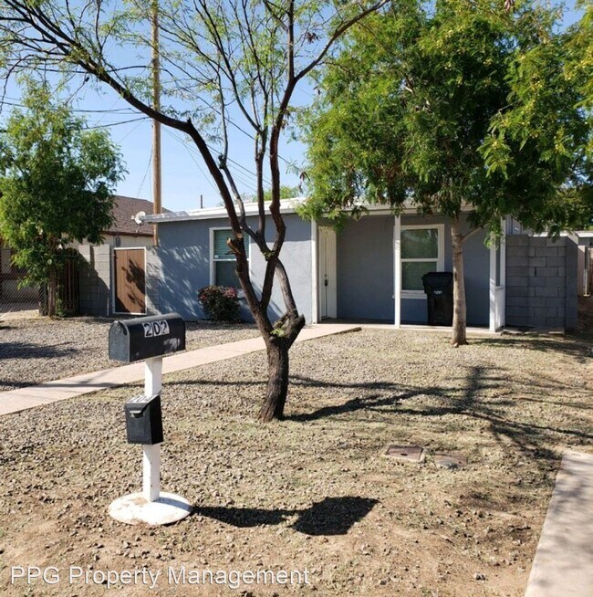 Building Photo - 2 br, 1 bath House - 202 E Madden Dr