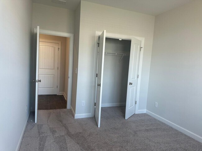 Building Photo - FANTASTIC townhouse in the beautiful neigh...