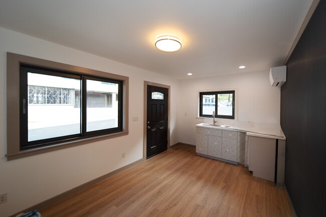 Building Photo - 1232 Elm St