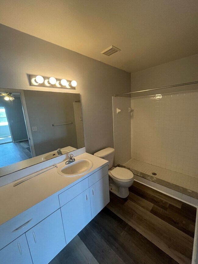 Foto del edificio - GORGEOUS 2BR/2BA Recently Remodeled Apartm...