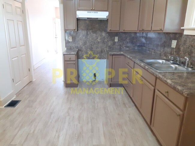 Building Photo - Fully renovated 2 bedroom/1 bath house