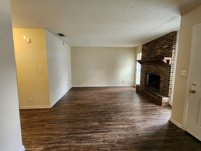Foto del edificio - Coming Soon -2 Bedroom 1 Bath -Duplex Lake City