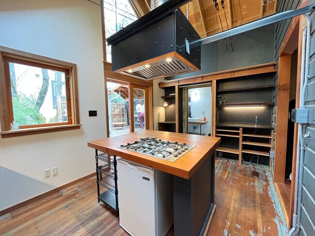 Building Photo - Beautiful 2 Bed 2 Bath + Den Oasis House i...