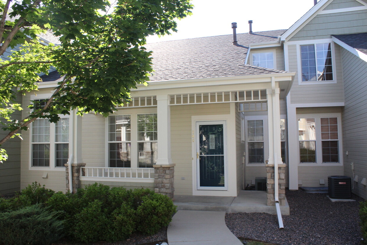 Primary Photo - 2 bed, 2 1/2 bath - BEAUTIFUL and PRIVATE ...