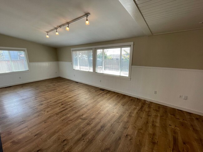 Building Photo - 5311 Kingsway