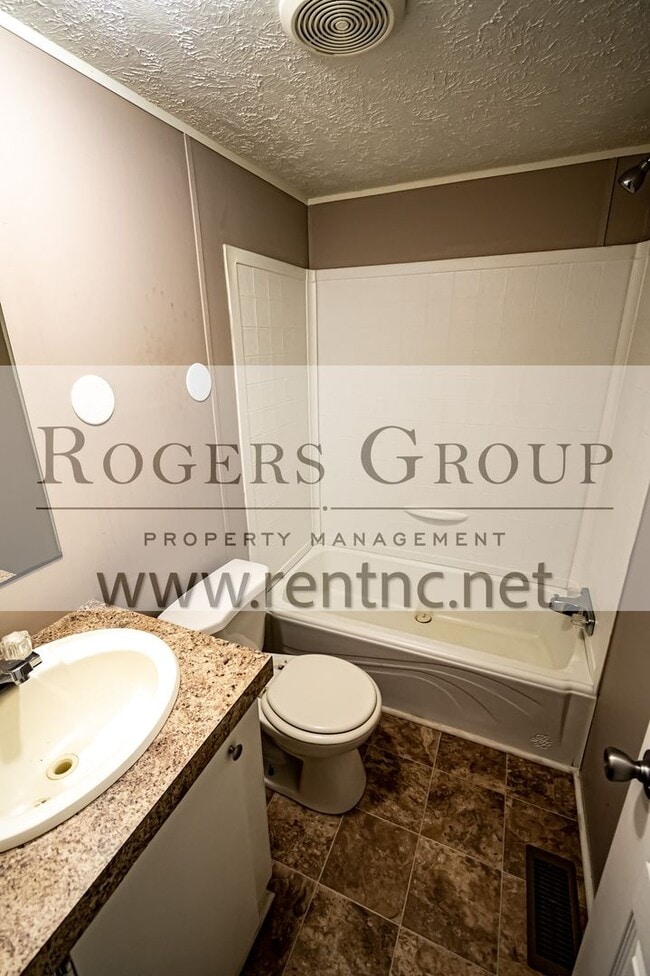 Foto del edificio - 101 Hidden Lake Ln